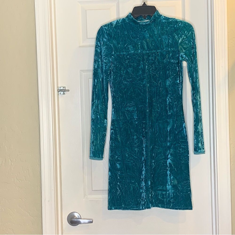 Urban Outfitters Kimchi Blue Iris Velvet Mini Dress Size Small - Picture 8 of 9